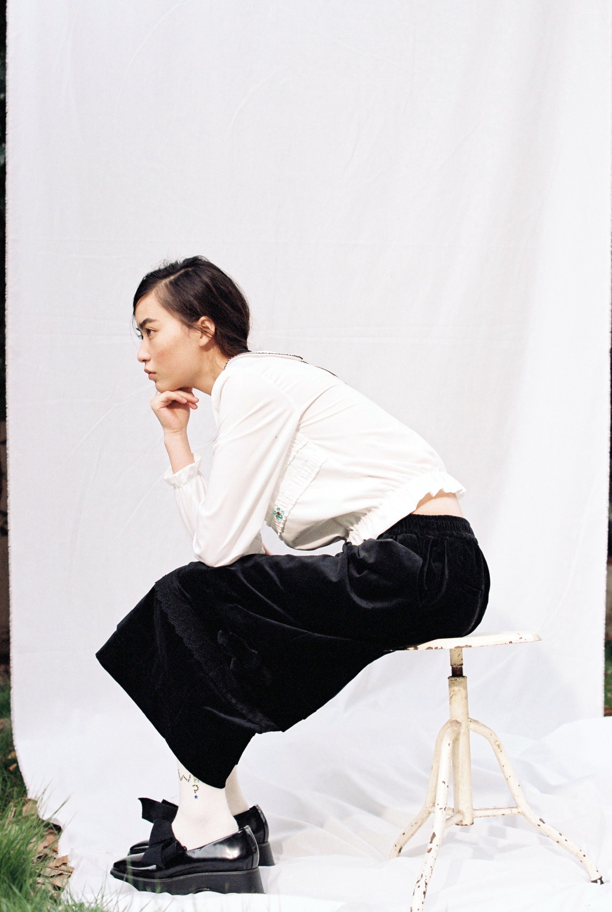 Tucked Elastic Lace-Trim Pants-Black