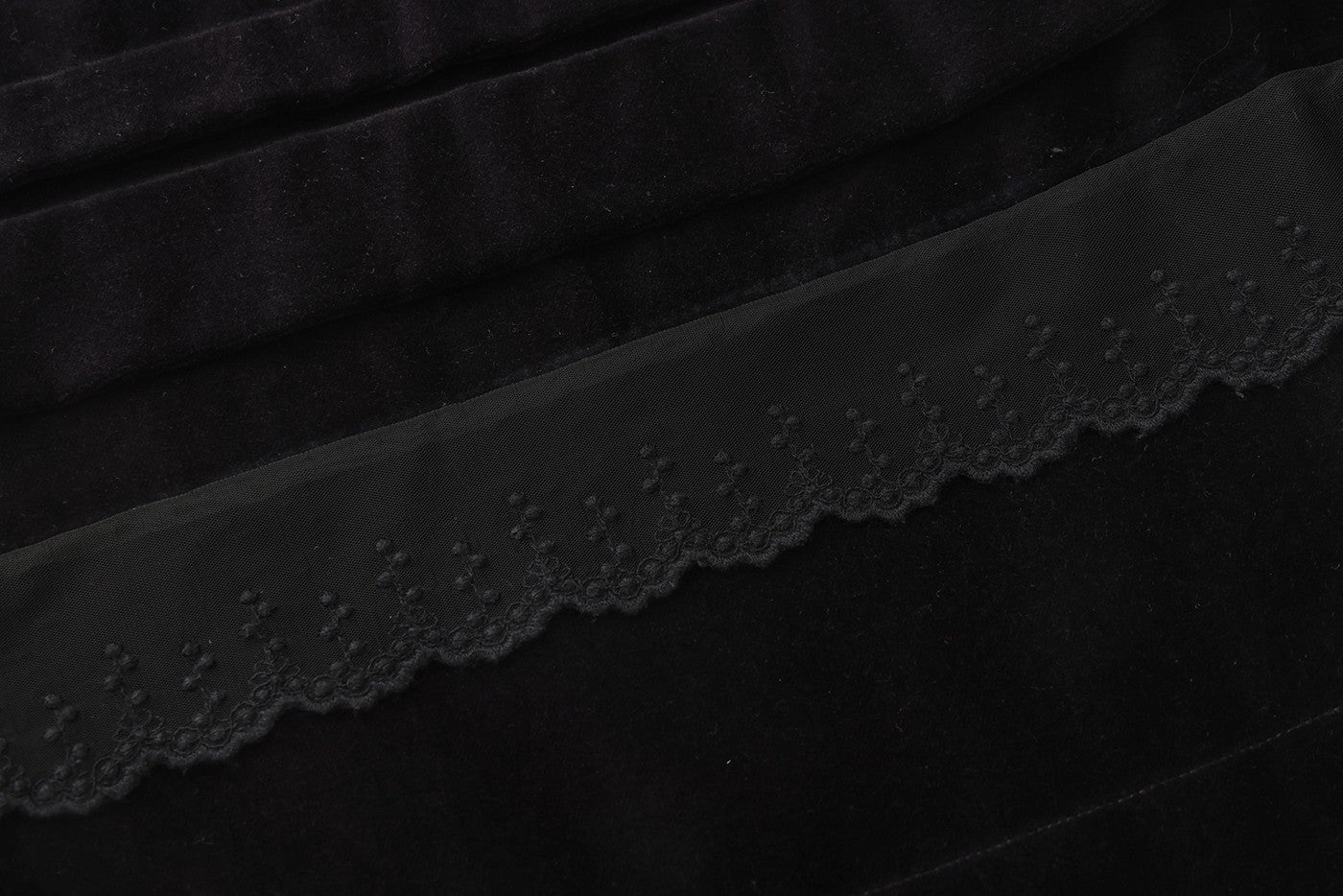 Tucked Elastic Lace-Trim Pants-Black